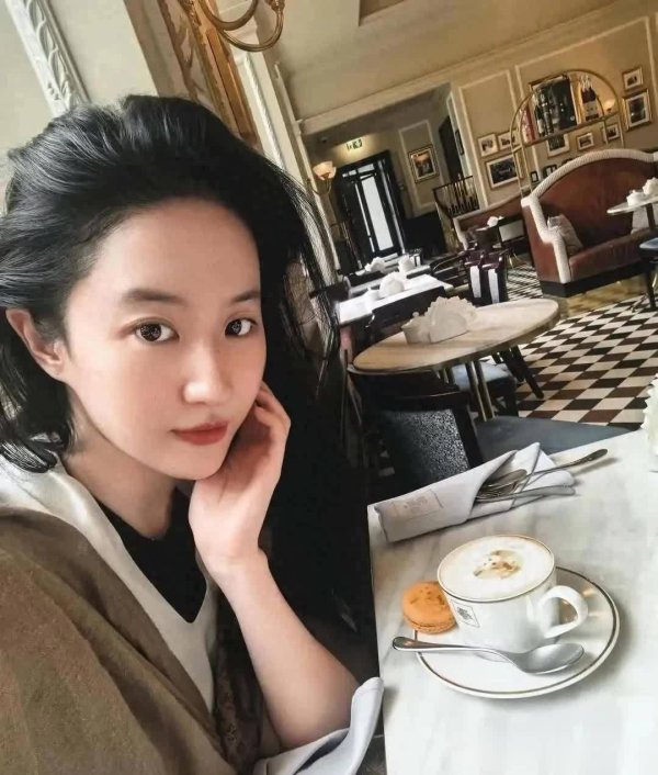 炒股配资推荐网查询 刘亦菲同学聚会抱老师哭，鼻子哭红站角落不抢镜